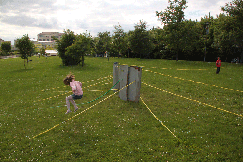 En attendant dimanche, mai 2013 
Installation éphémère, parc du Génitoy de Bussy-Saint-Georges. 